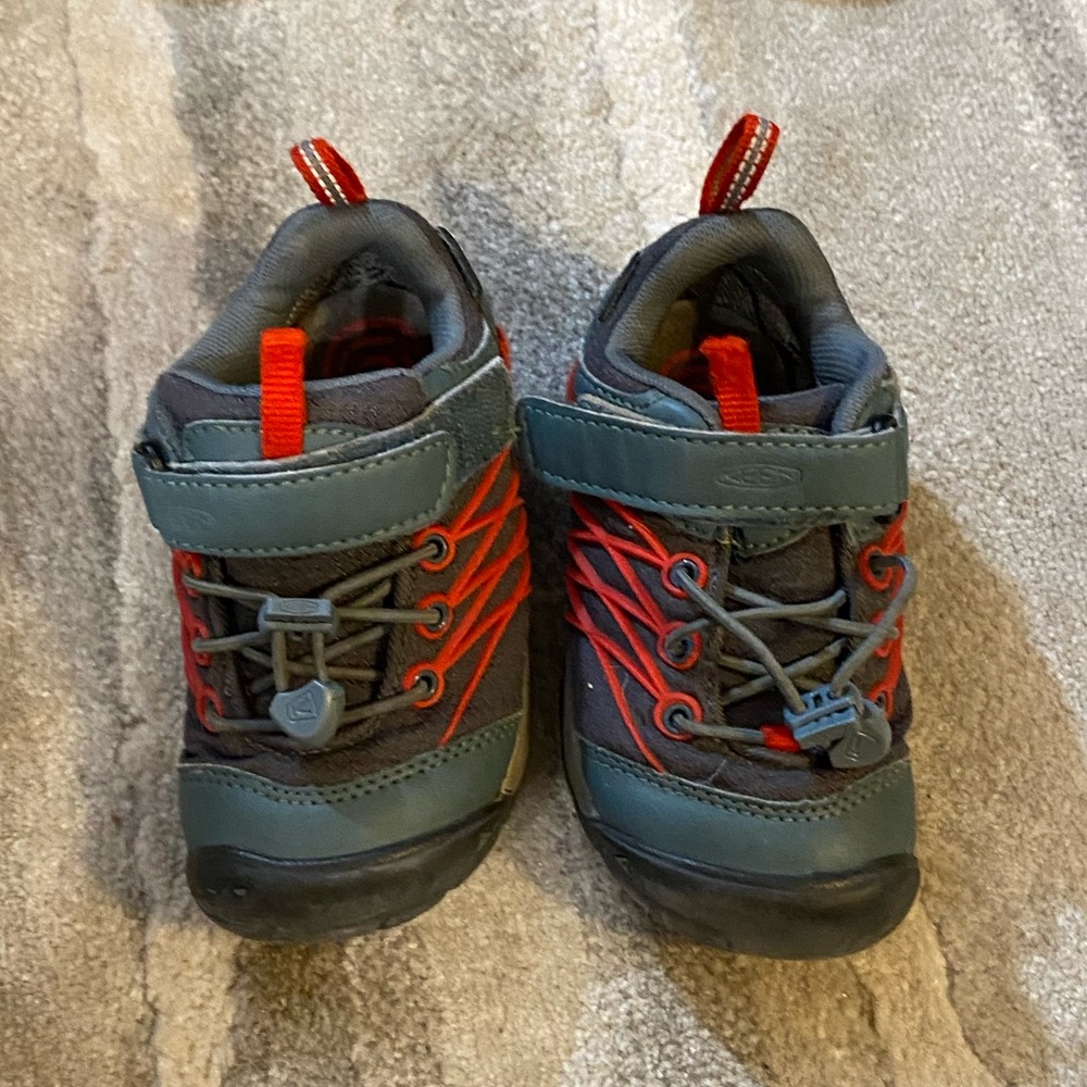KEEN Kids Chandler Hiking Shoe, Gray and Red, size 9